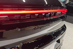musta Porsche Cayenne 2026 kuva 30.