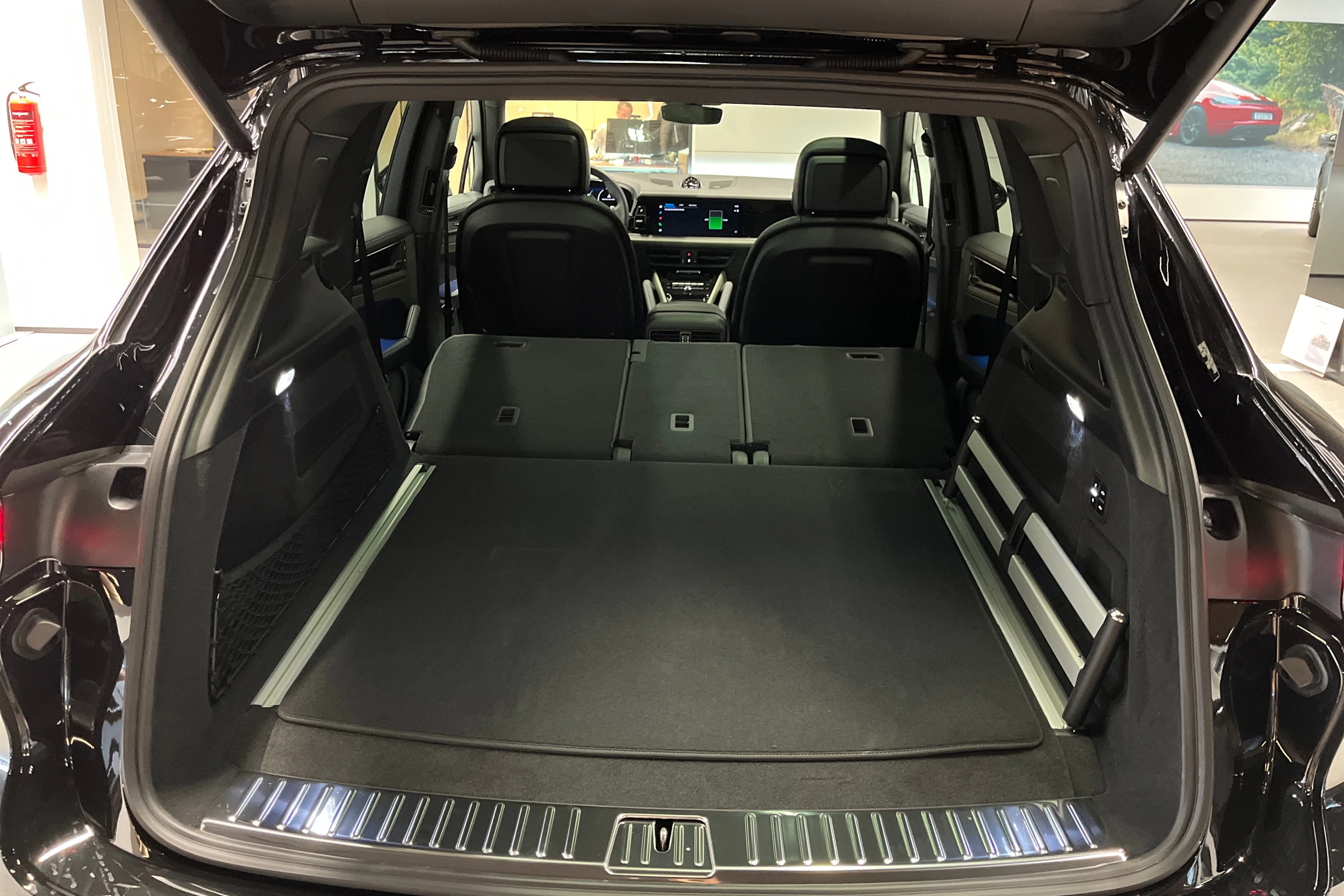musta Porsche Cayenne 2026 kuva 32.