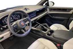 sininen Porsche Cayenne 2026 kuva 6.