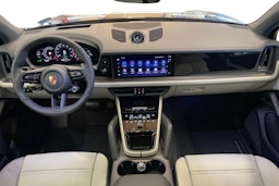 sininen Porsche Cayenne 2026 kuva 7.