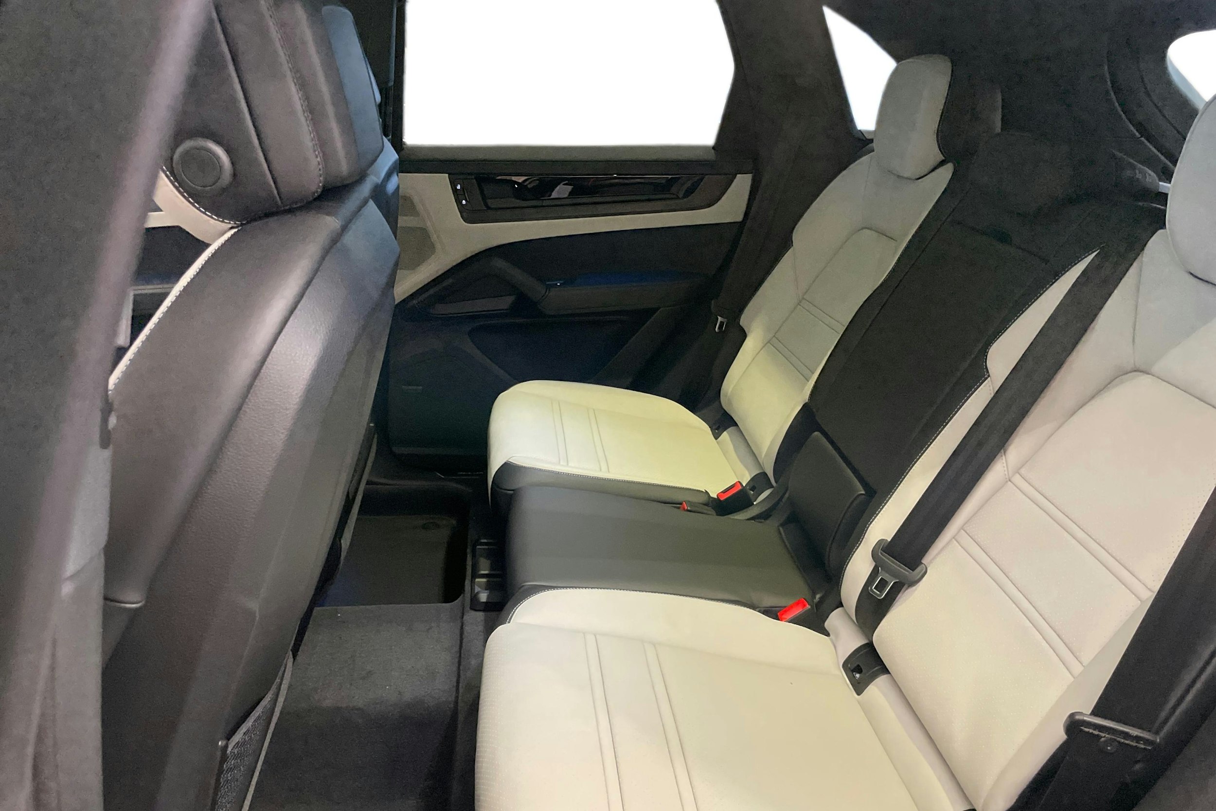 sininen Porsche Cayenne 2026 kuva 8.