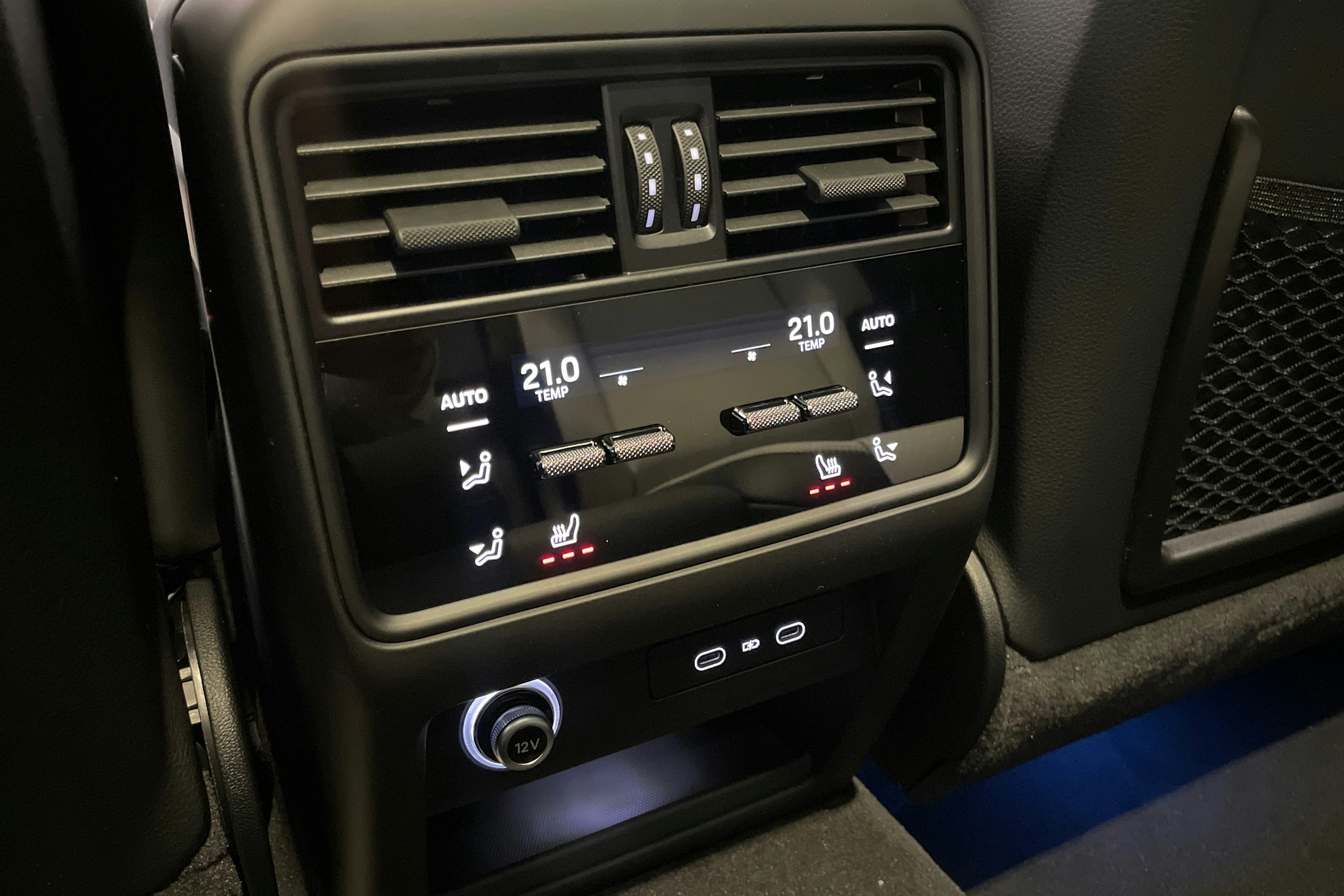 sininen Porsche Cayenne 2026 kuva 11.