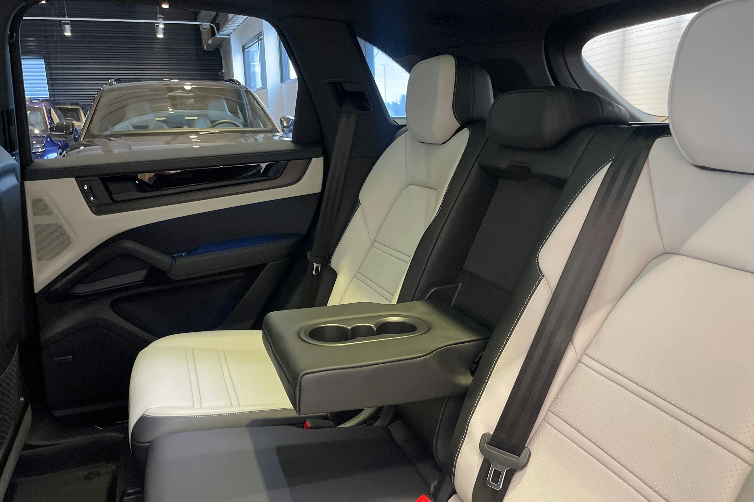 sininen Porsche Cayenne 2026 kuva 12.