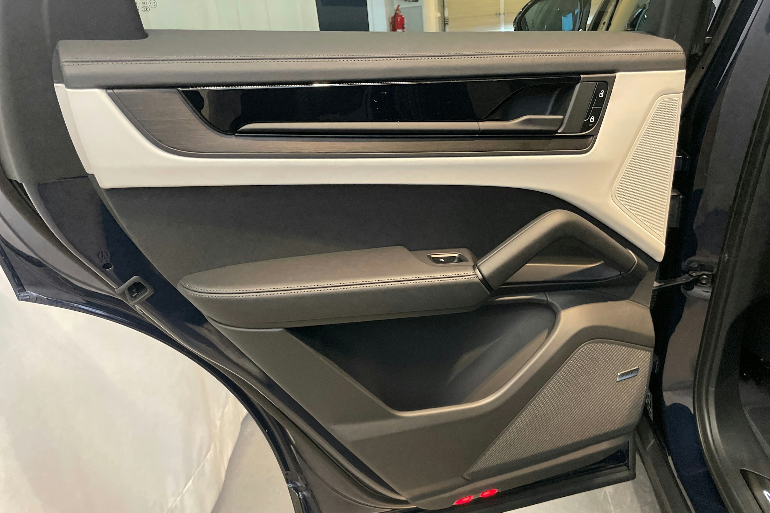 sininen Porsche Cayenne 2026 kuva 13.