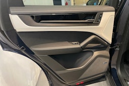 sininen Porsche Cayenne 2026 kuva 13.