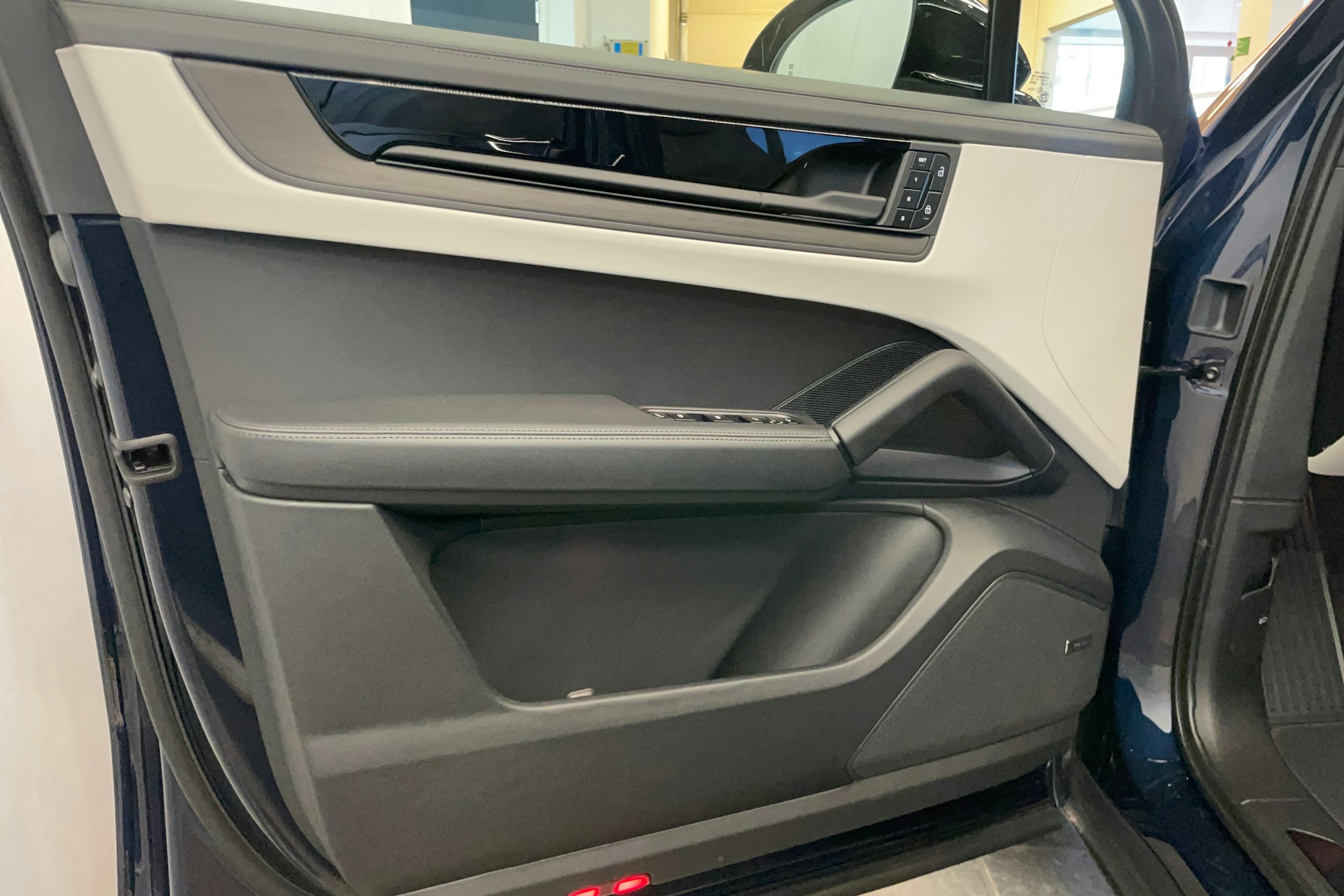 sininen Porsche Cayenne 2026 kuva 14.