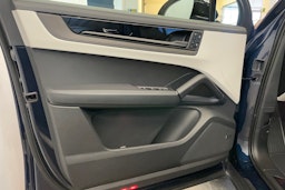 sininen Porsche Cayenne 2026 kuva 14.