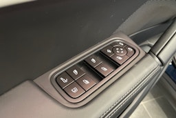 sininen Porsche Cayenne 2026 kuva 15.