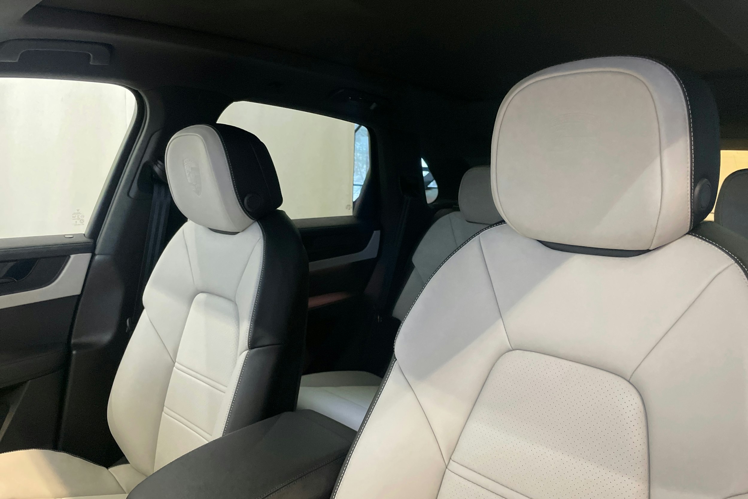 sininen Porsche Cayenne 2026 kuva 18.