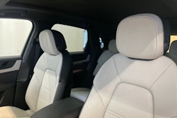 sininen Porsche Cayenne 2026 kuva 18.