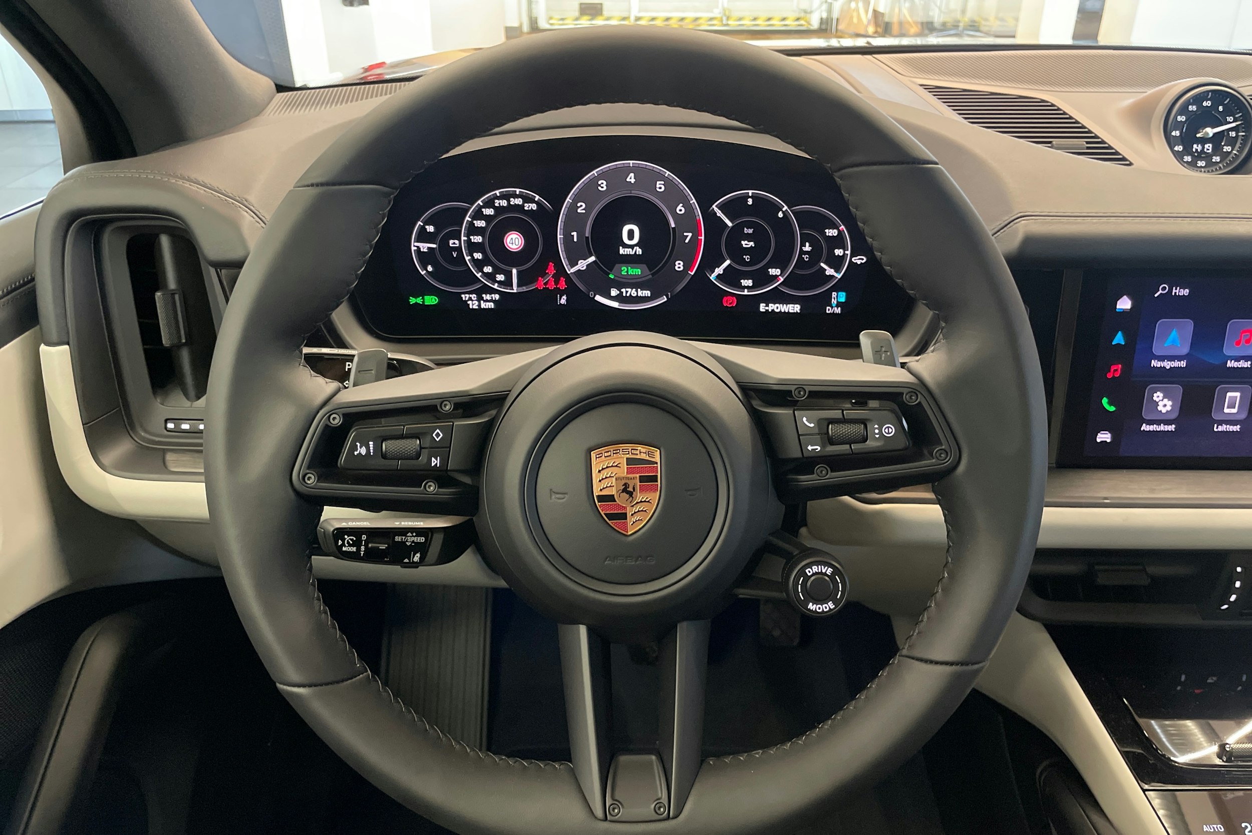 sininen Porsche Cayenne 2026 kuva 23.