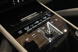 sininen Porsche Cayenne 2026 kuva 25.