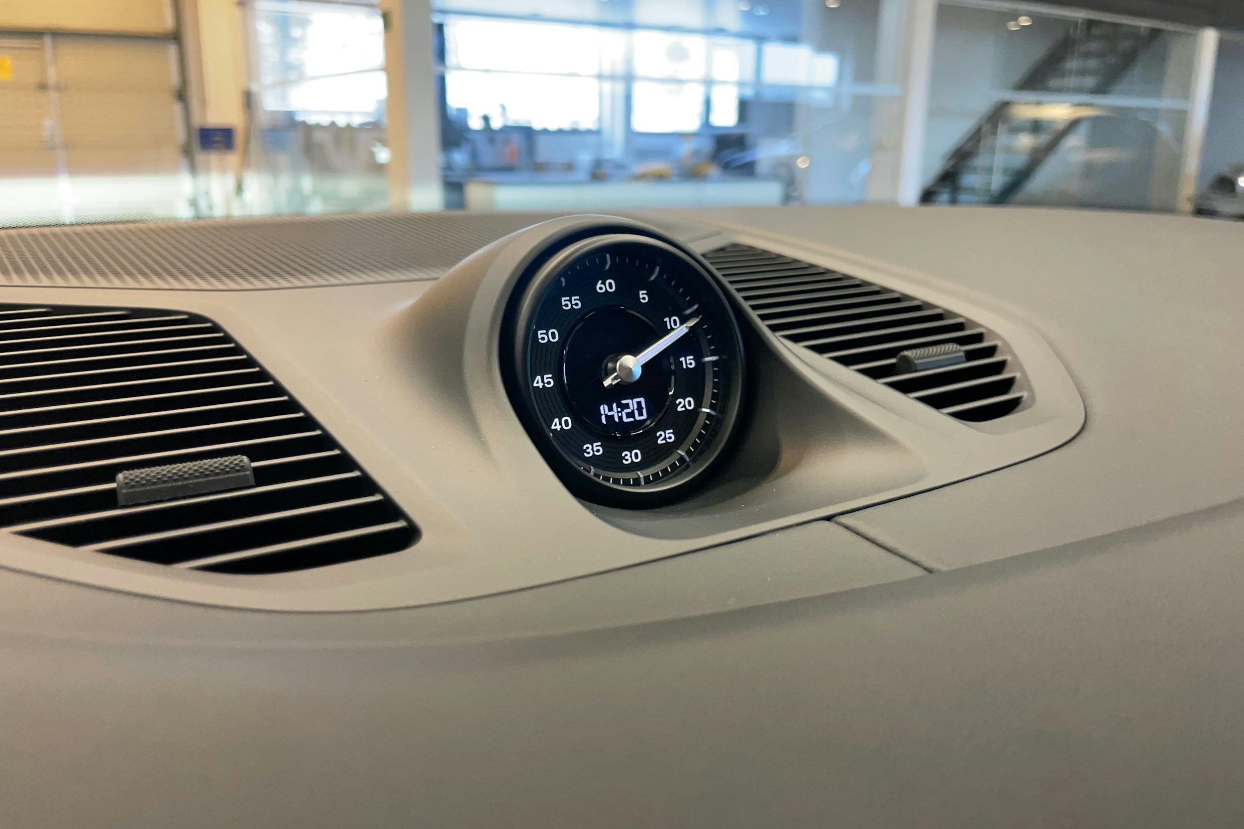 sininen Porsche Cayenne 2026 kuva 26.