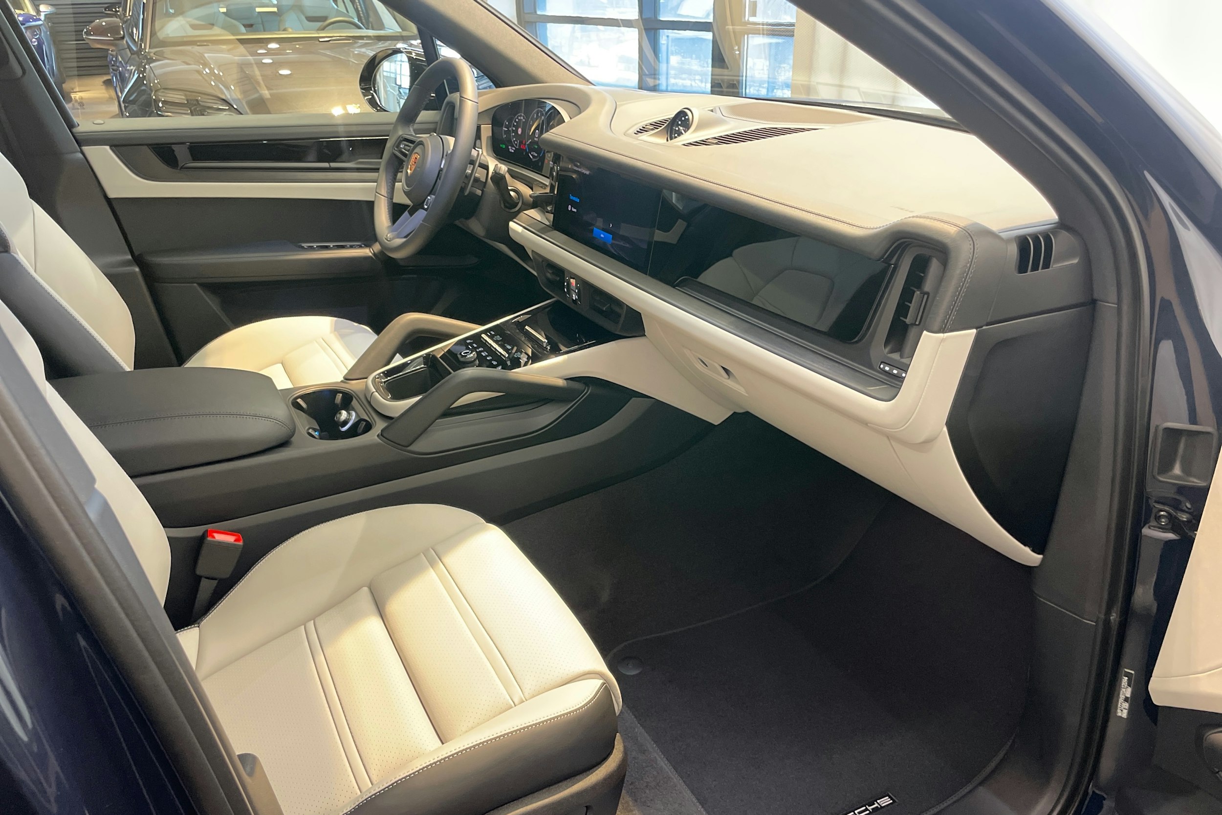 sininen Porsche Cayenne 2026 kuva 31.