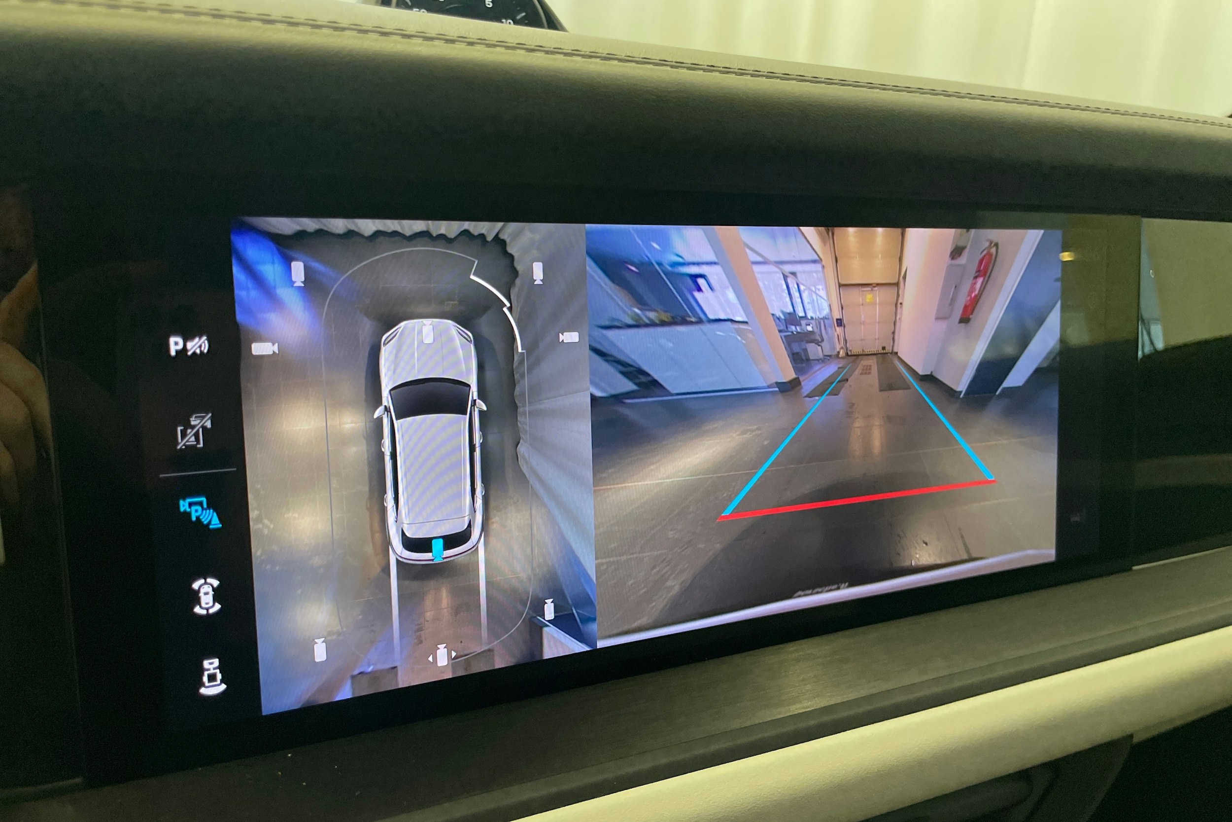 sininen Porsche Cayenne 2026 kuva 35.