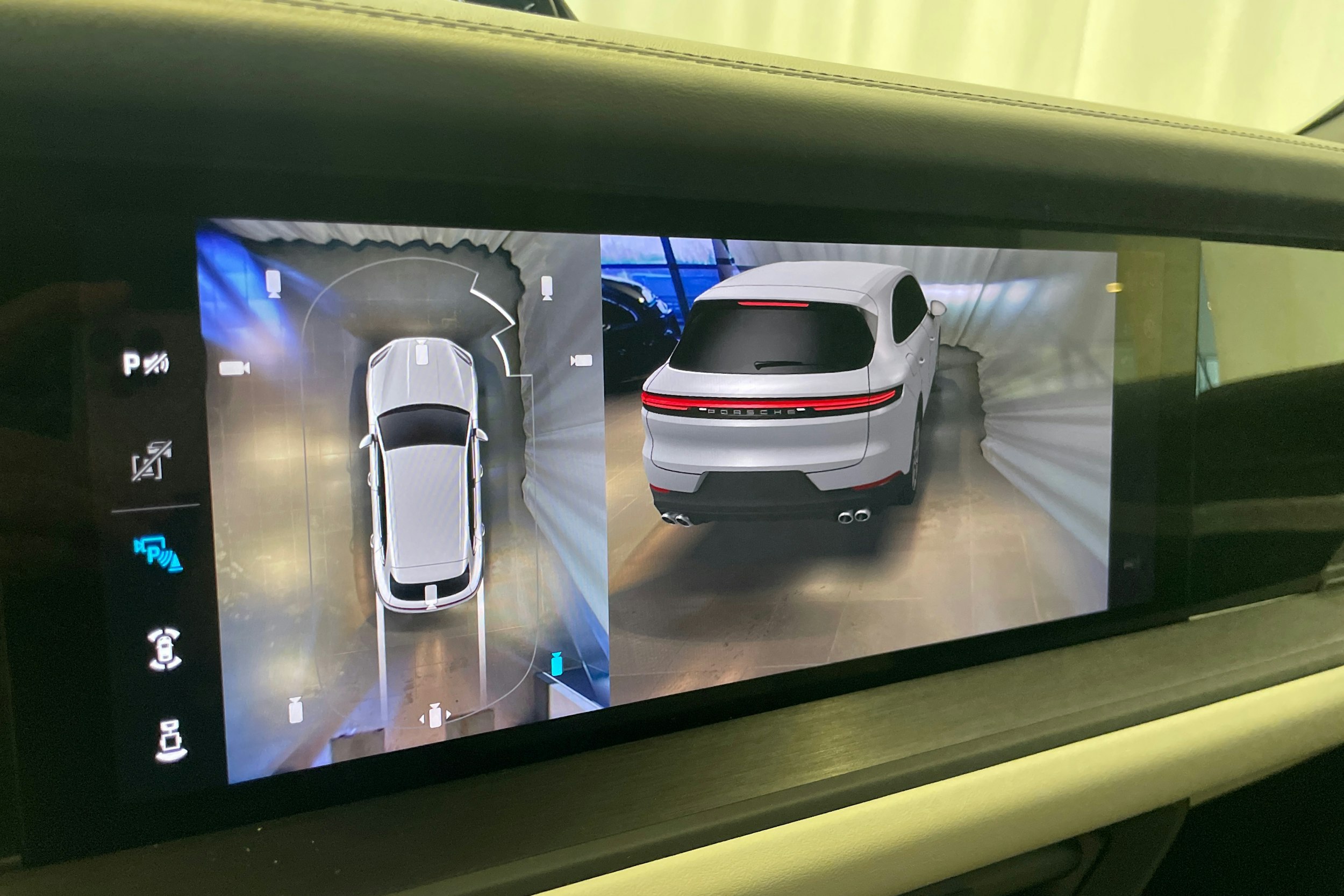 sininen Porsche Cayenne 2026 kuva 36.