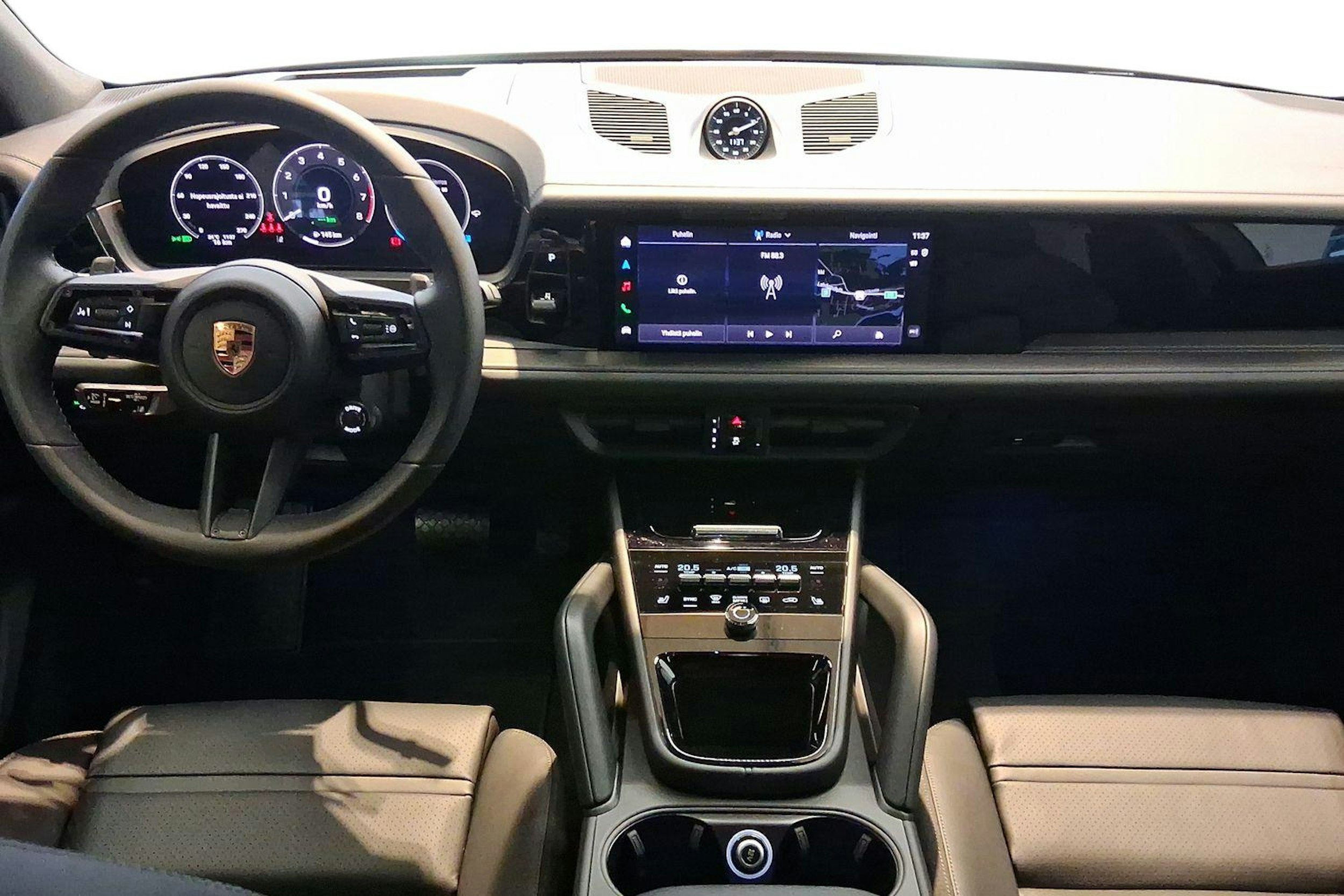 harmaa Porsche Cayenne 2026 kuva 7.