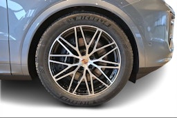 harmaa Porsche Cayenne 2026 kuva 9.