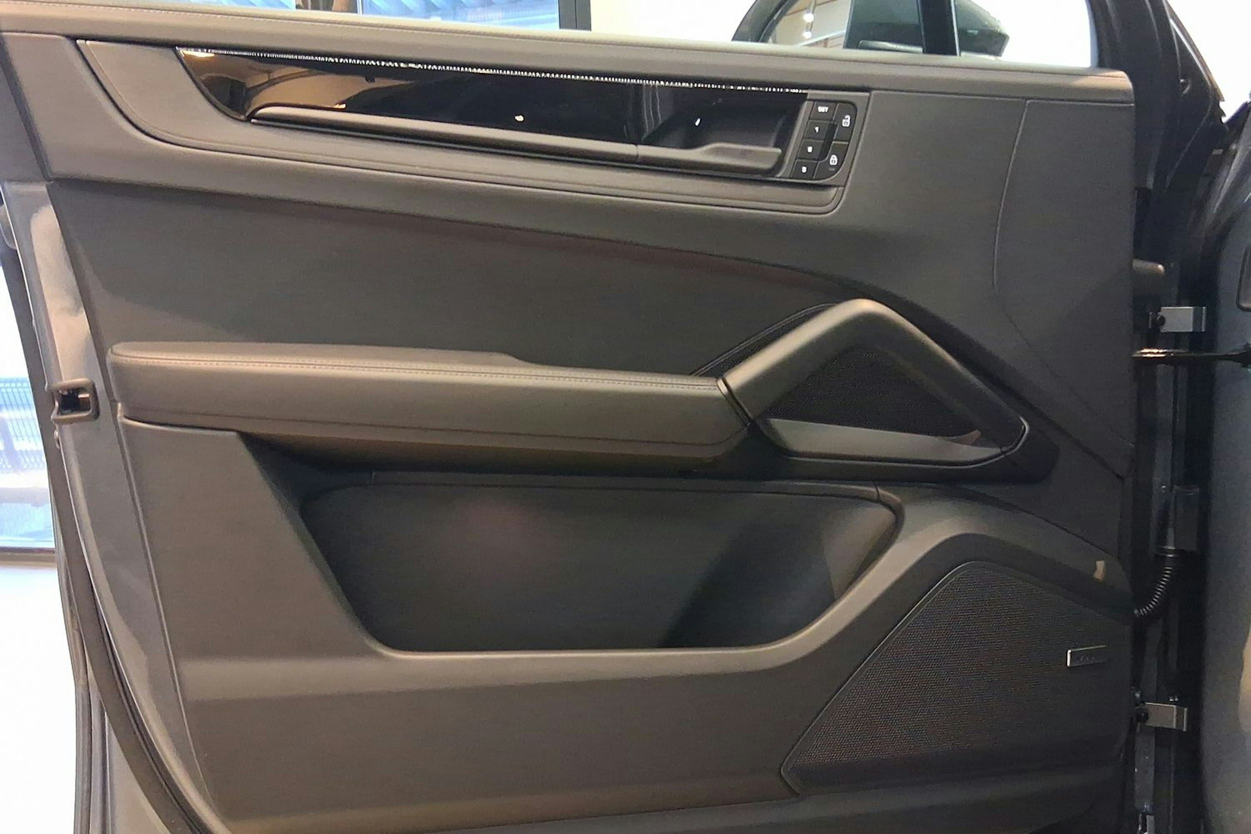 harmaa Porsche Cayenne 2026 kuva 10.