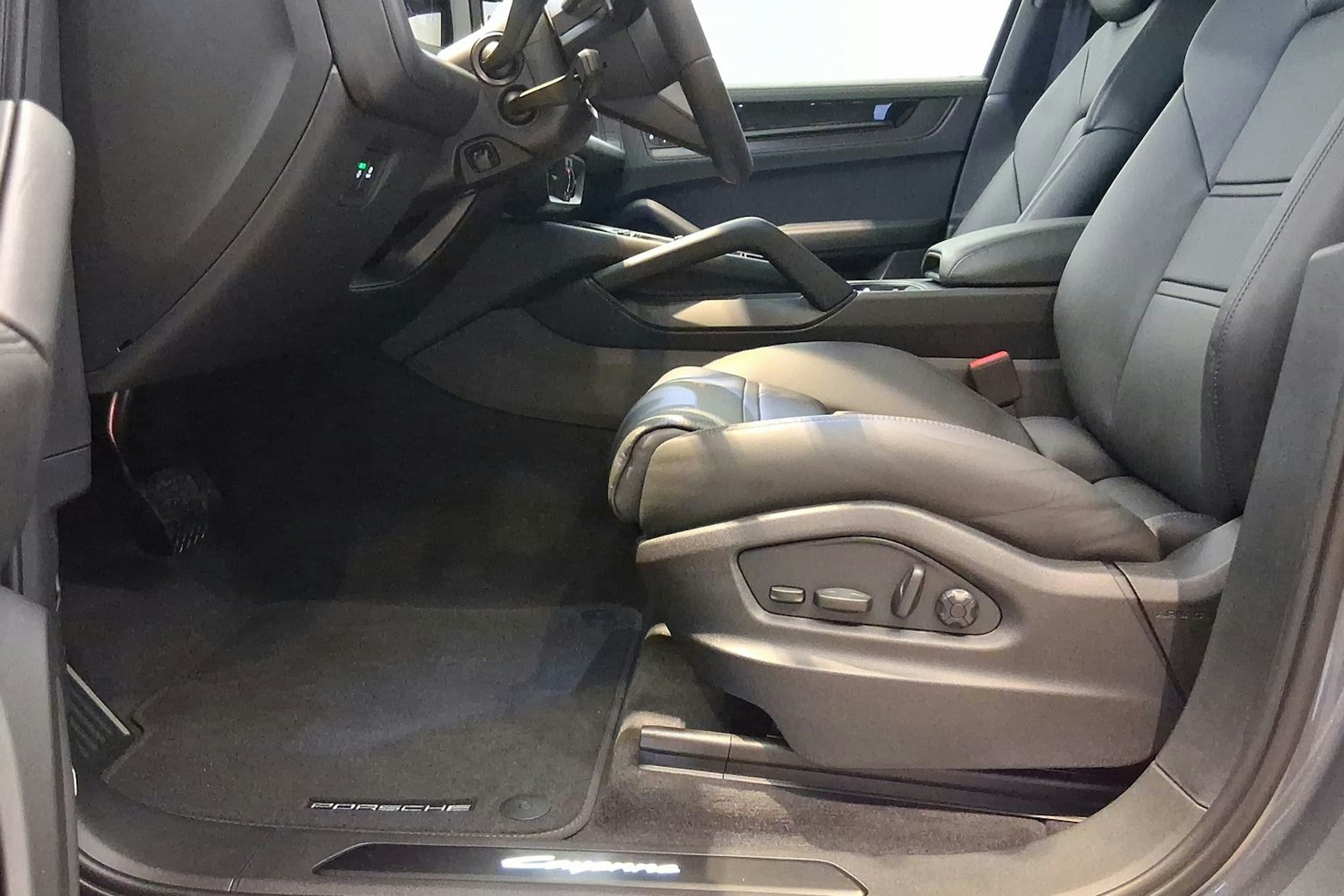 harmaa Porsche Cayenne 2026 kuva 11.