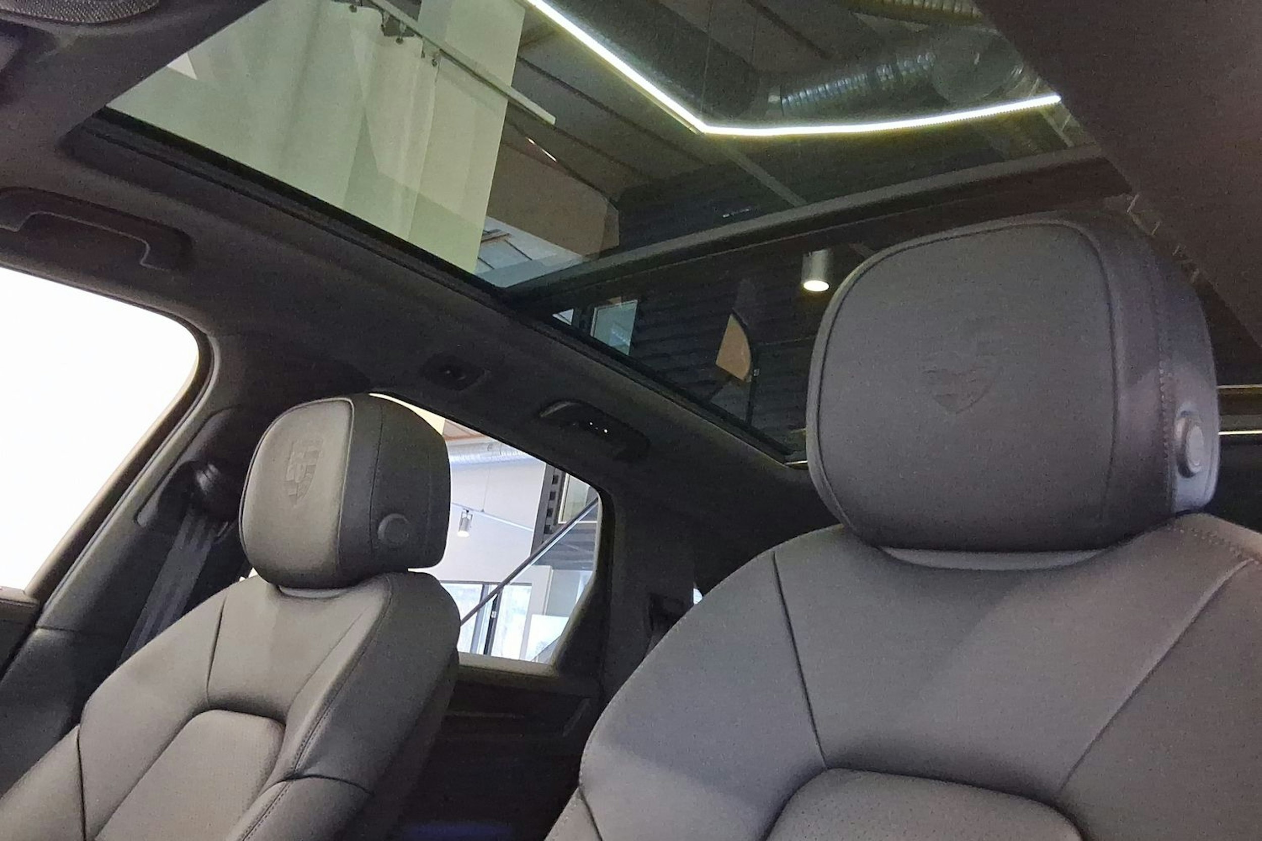 harmaa Porsche Cayenne 2026 kuva 12.