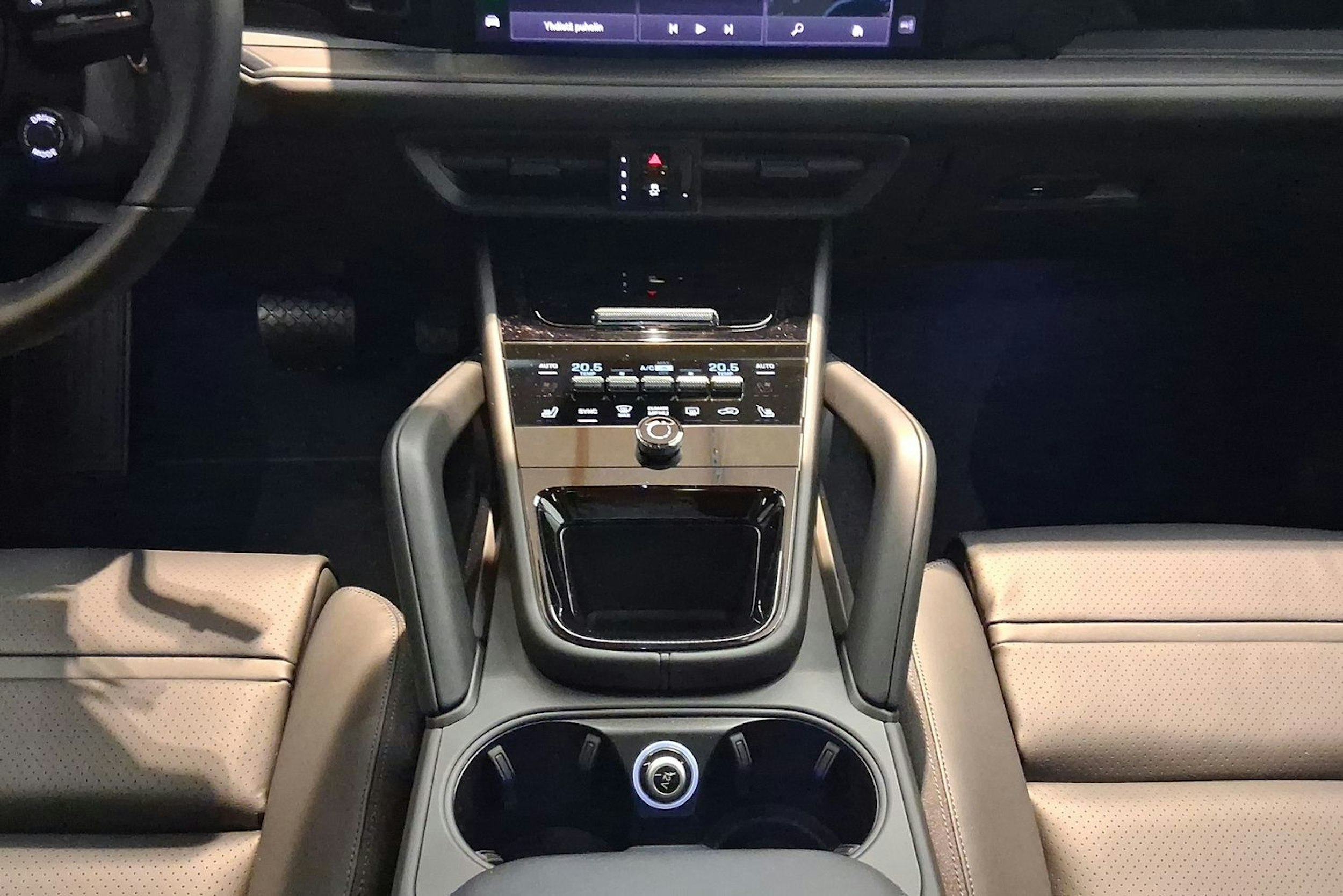 harmaa Porsche Cayenne 2026 kuva 15.