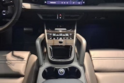 harmaa Porsche Cayenne 2026 kuva 15.