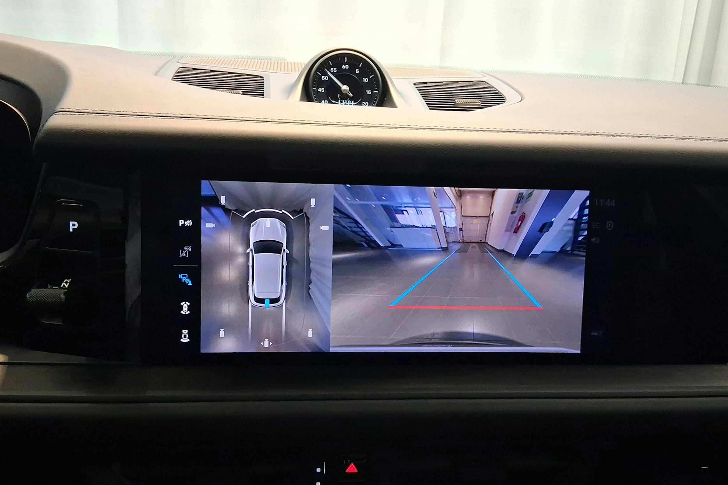 harmaa Porsche Cayenne 2026 kuva 16.