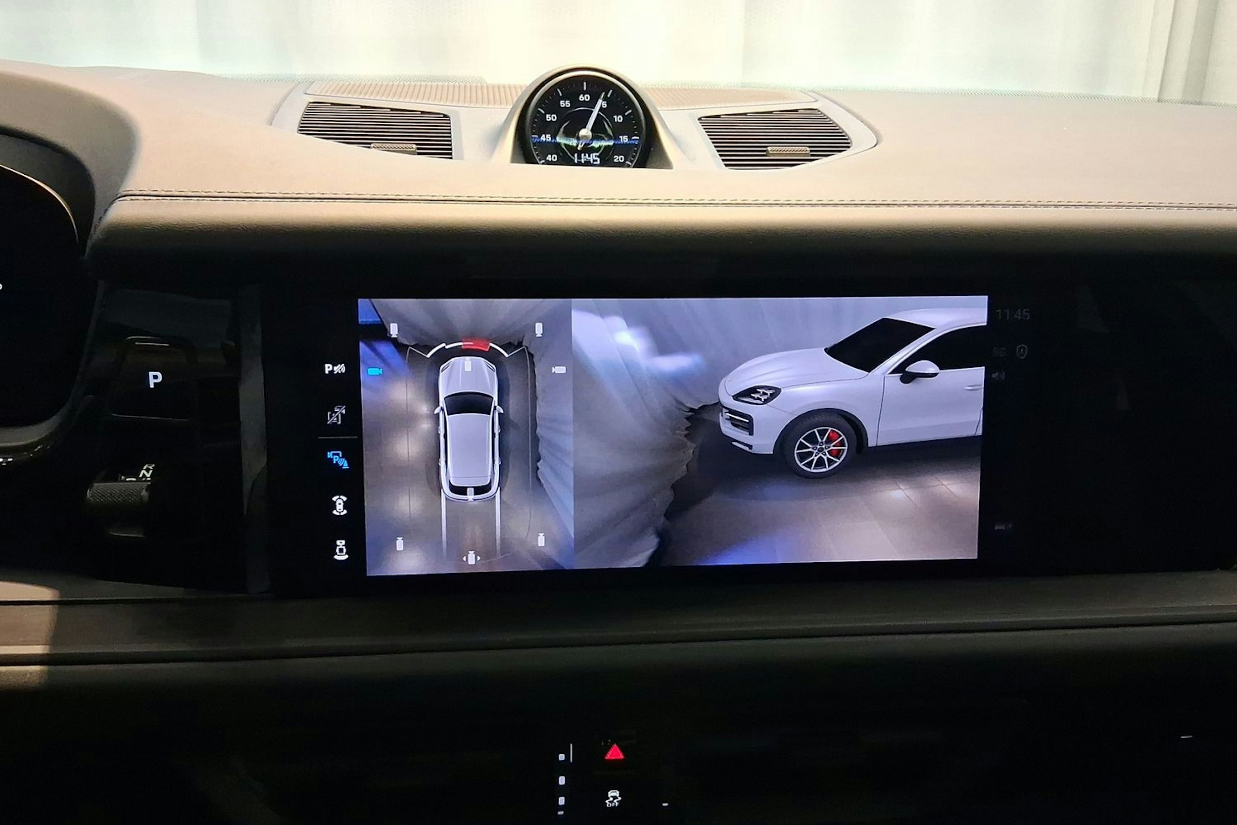 harmaa Porsche Cayenne 2026 kuva 17.