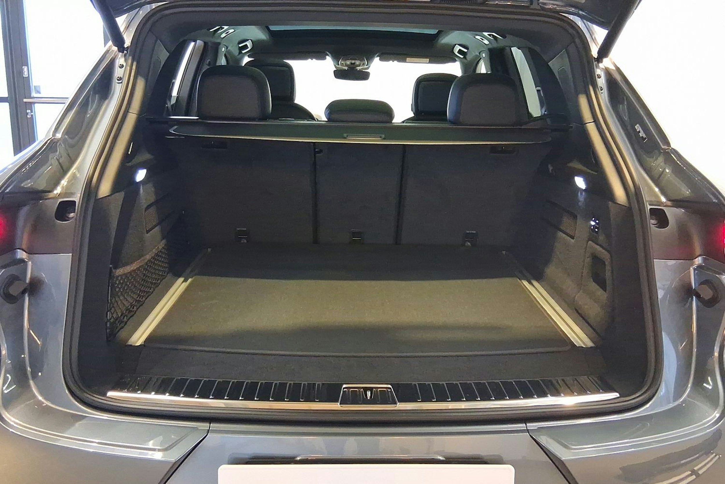 harmaa Porsche Cayenne 2026 kuva 28.