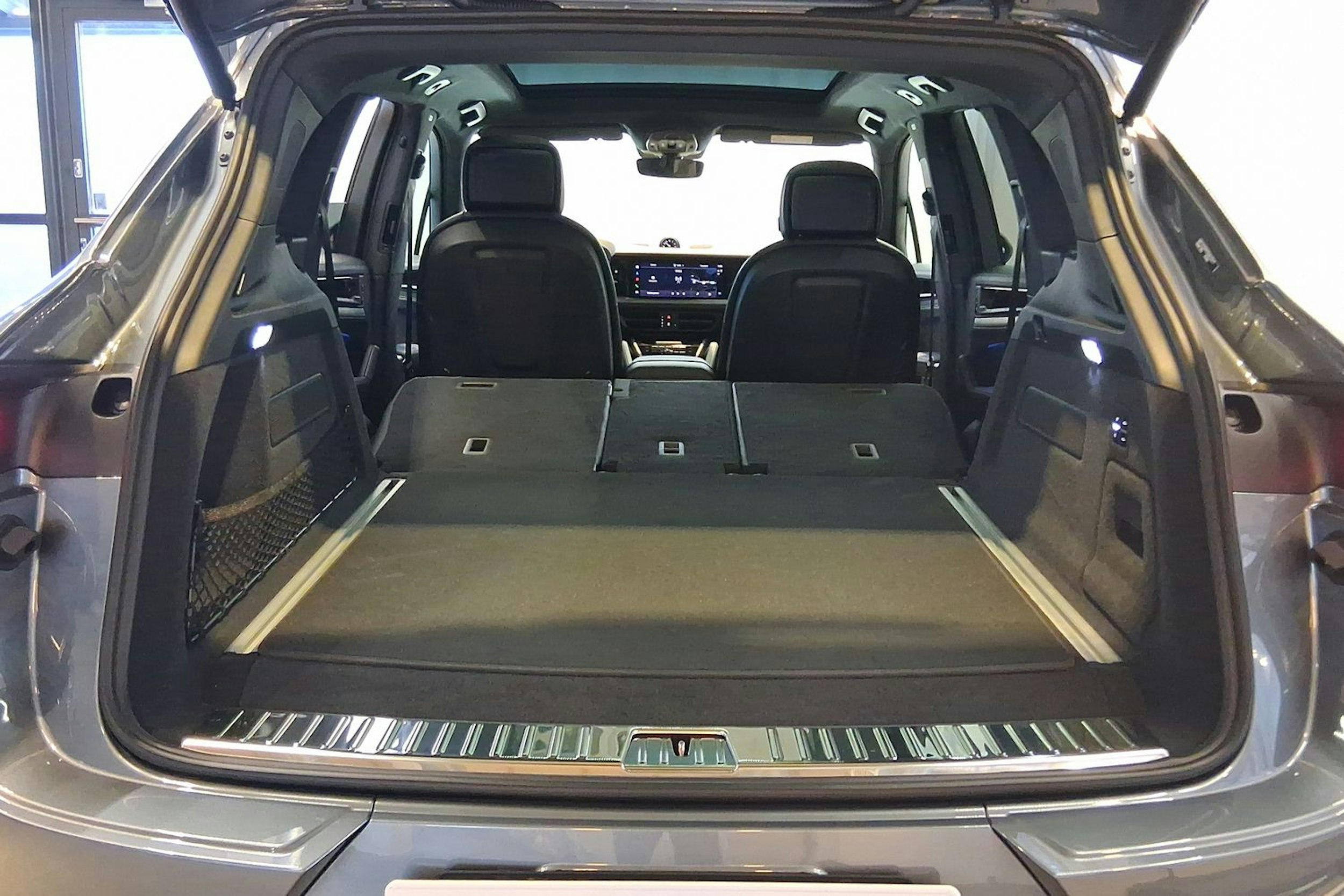 harmaa Porsche Cayenne 2026 kuva 29.