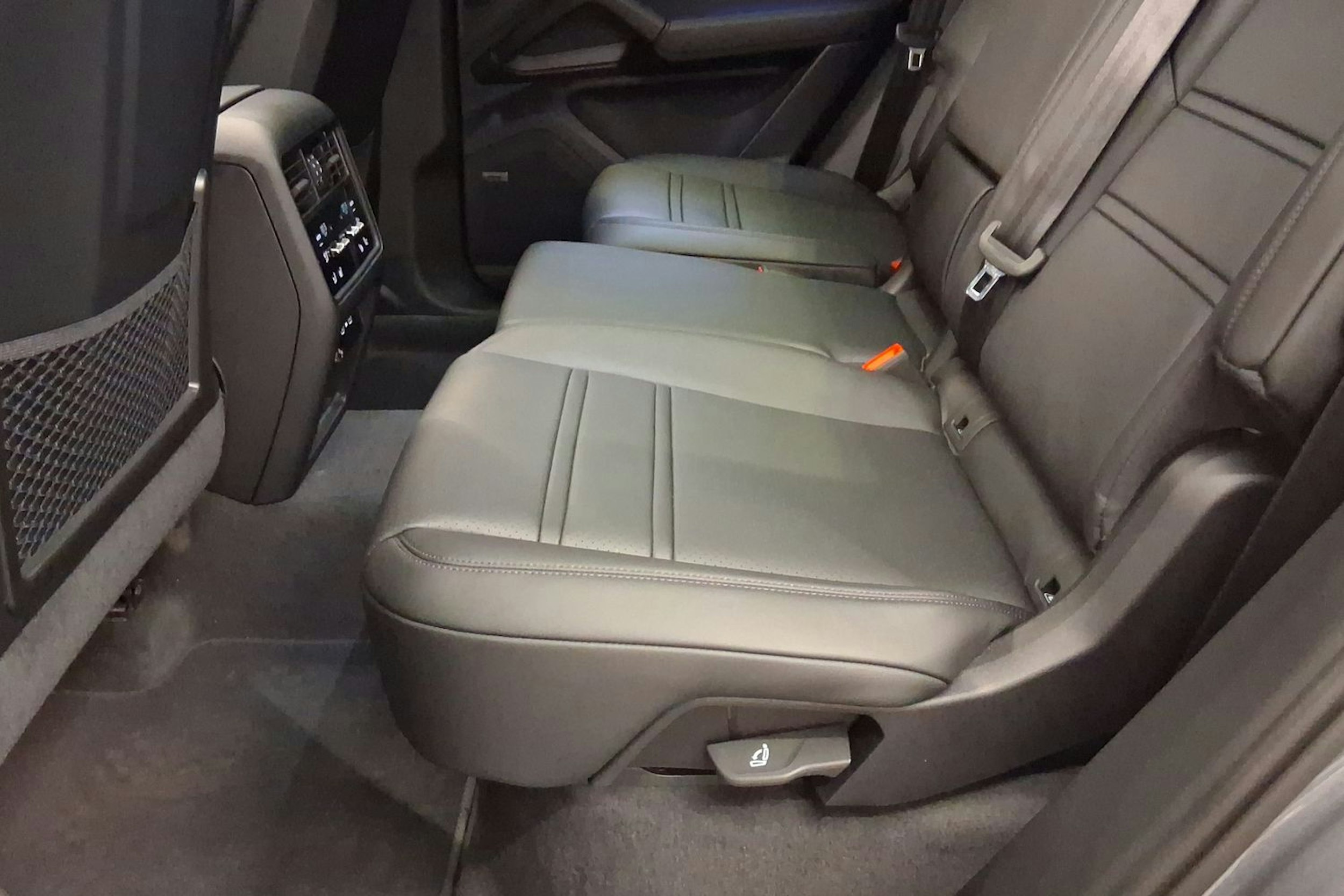 harmaa Porsche Cayenne 2026 kuva 36.