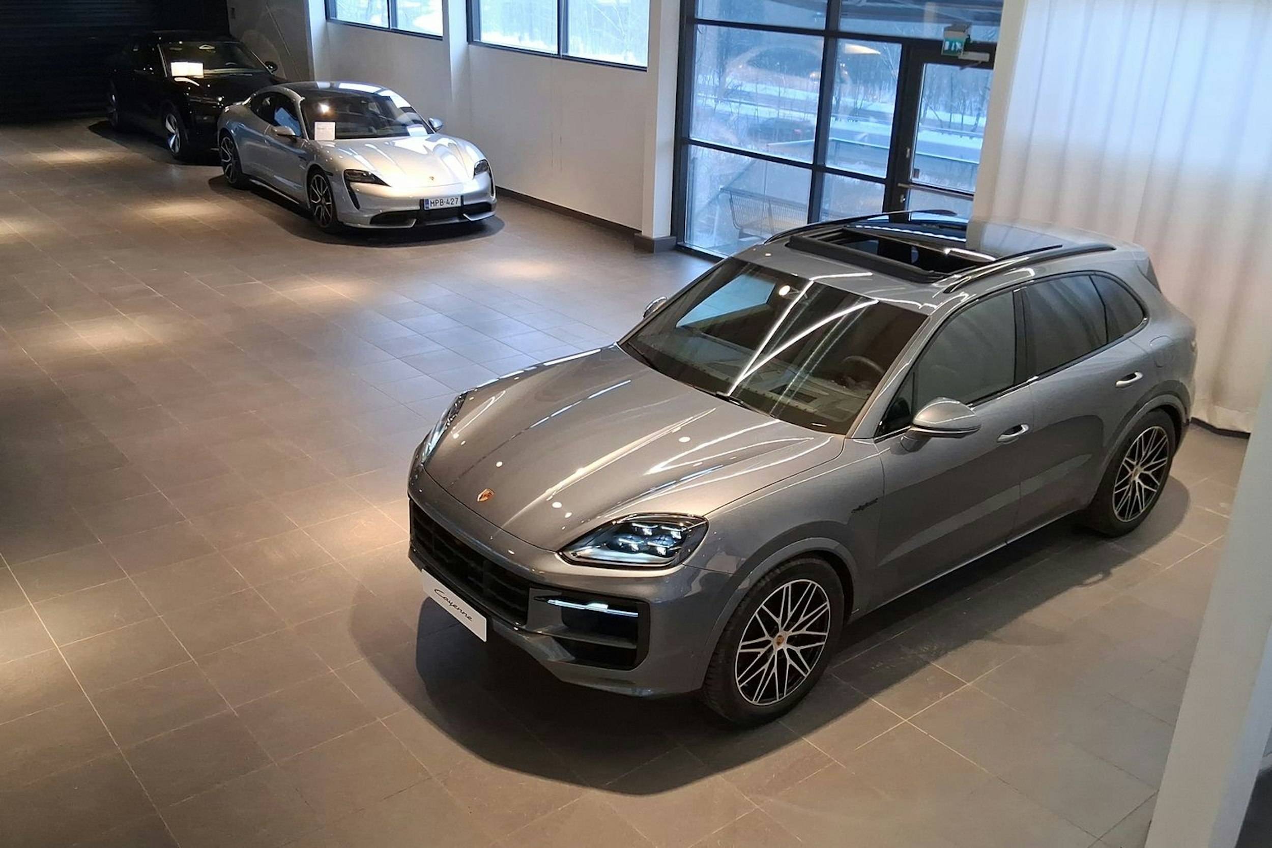 harmaa Porsche Cayenne 2026 kuva 37.