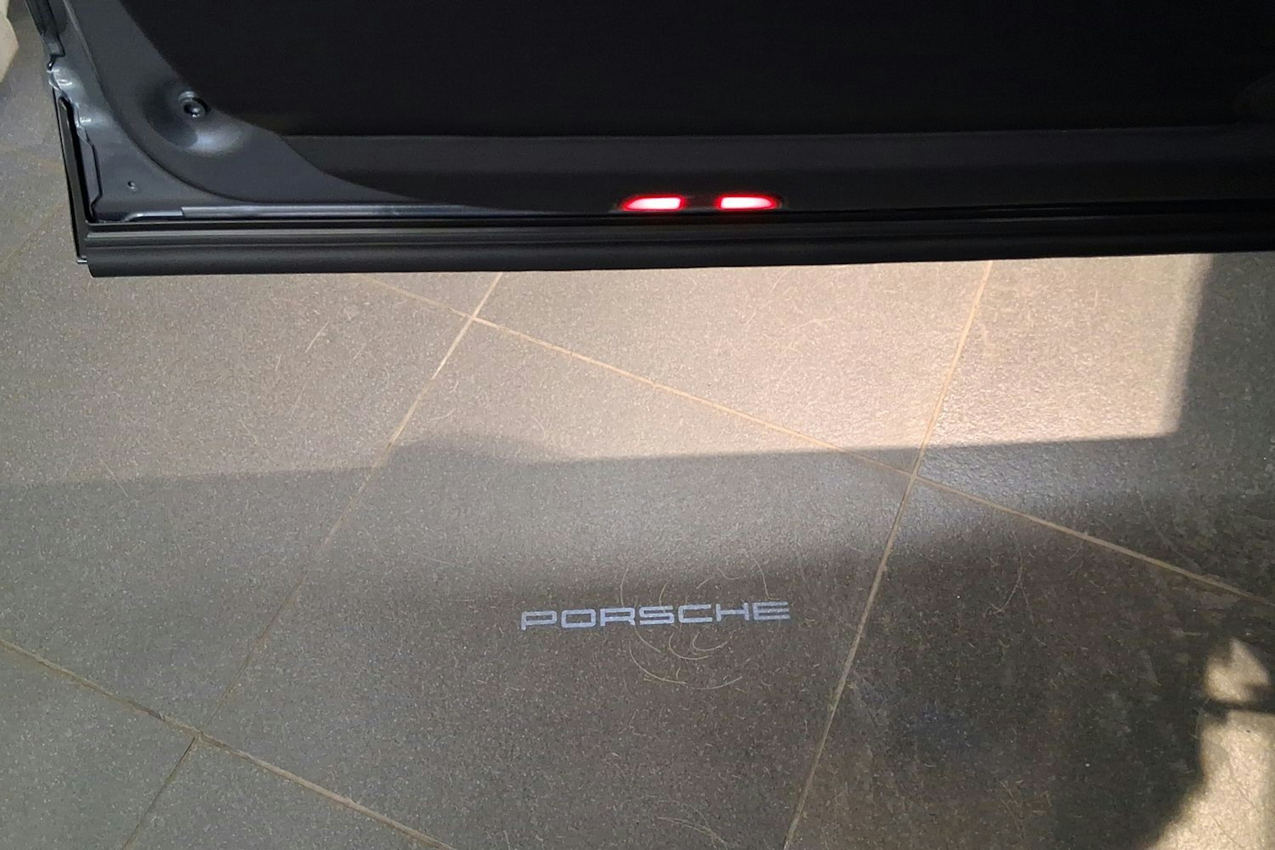 harmaa Porsche Cayenne 2026 kuva 38.