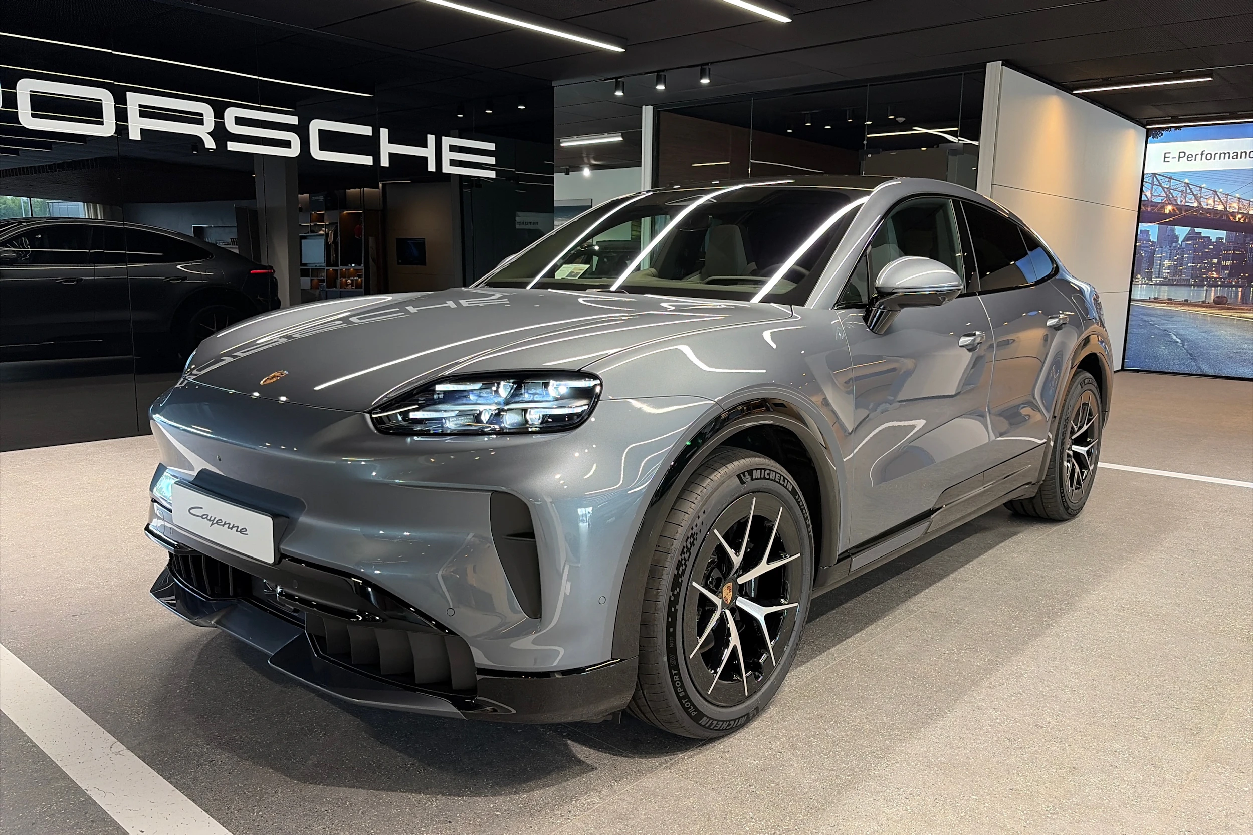 harmaa Porsche Cayenne 2026 kuva 10.