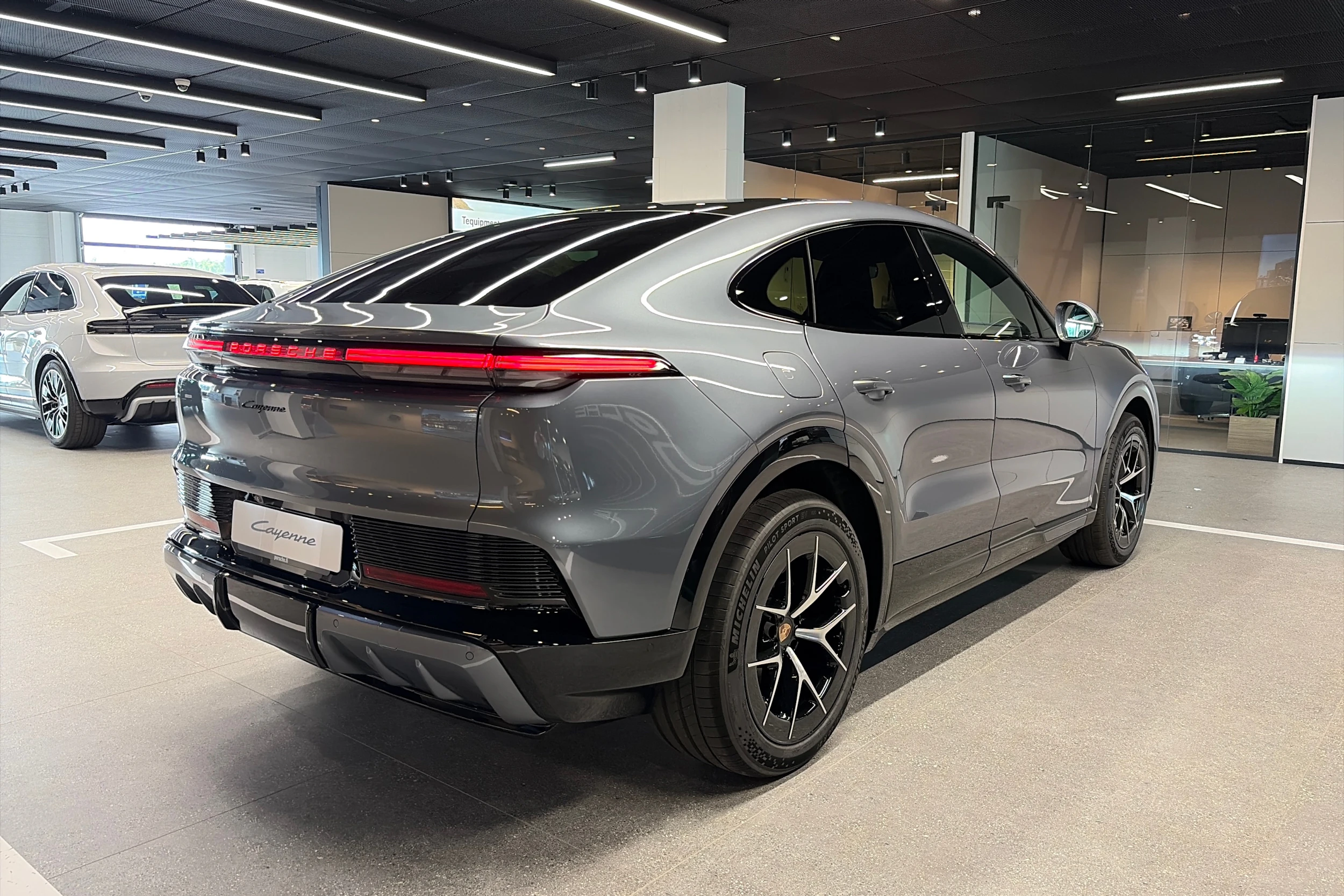 harmaa Porsche Cayenne 2026 kuva 11.