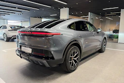 harmaa Porsche Cayenne 2026 kuva 11.
