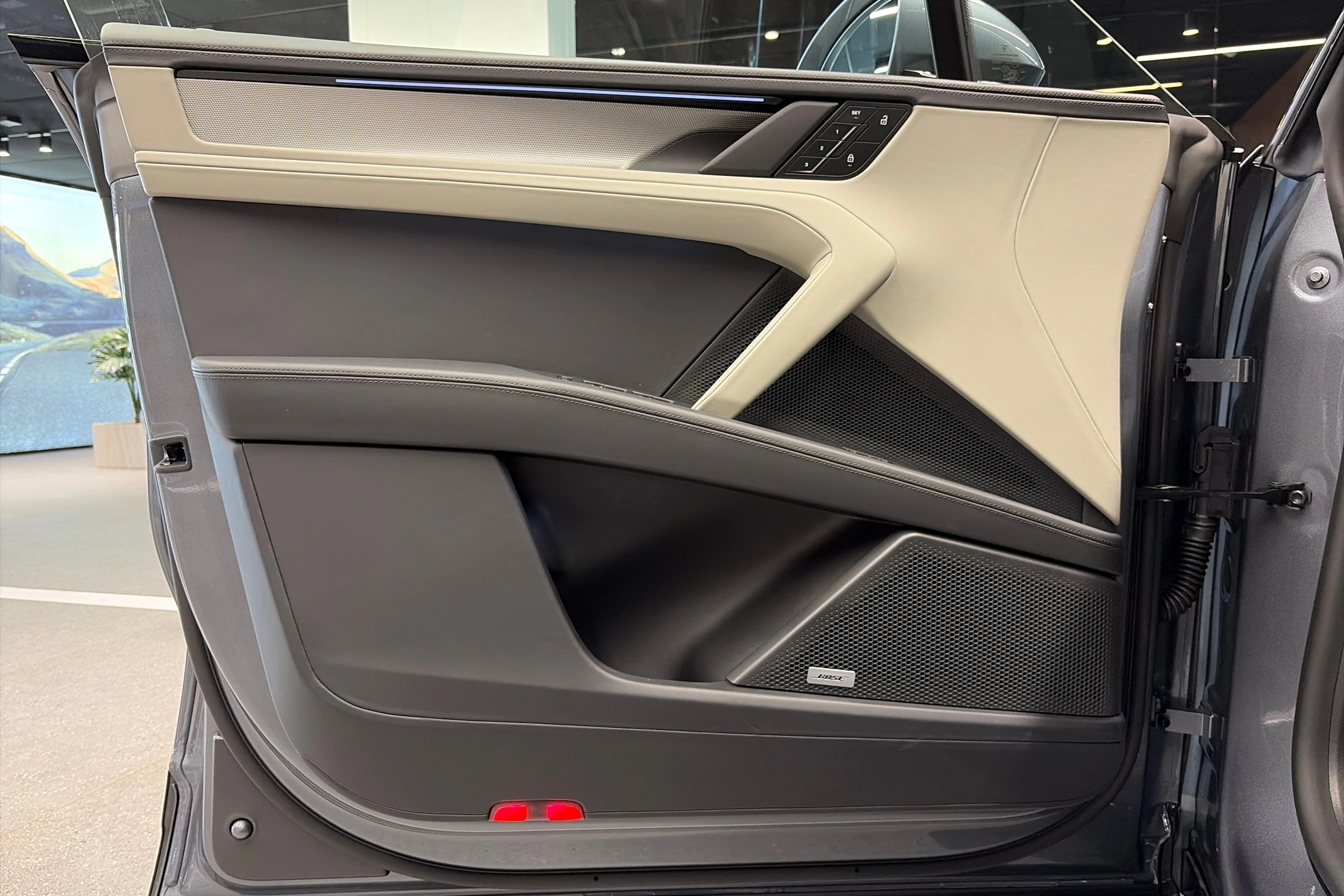 harmaa Porsche Cayenne 2026 kuva 12.