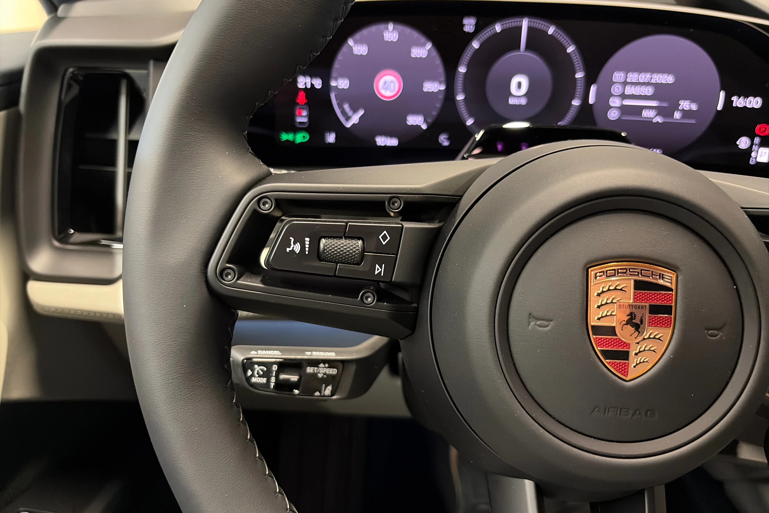 harmaa Porsche Cayenne 2026 kuva 19.