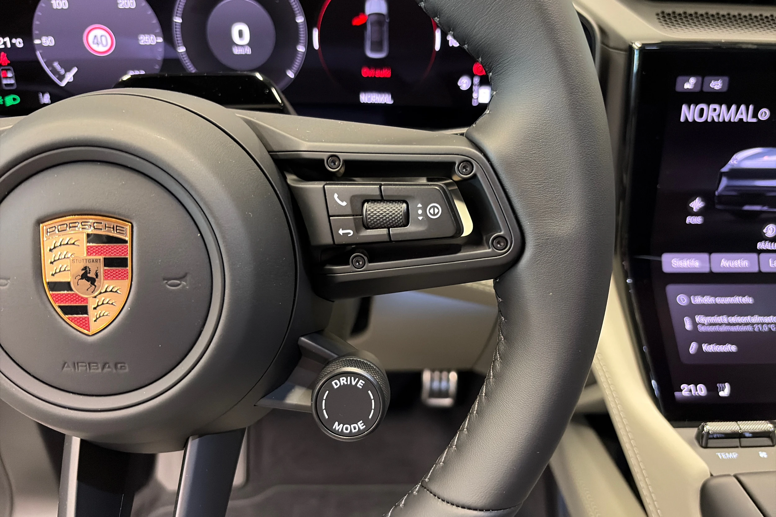 harmaa Porsche Cayenne 2026 kuva 20.
