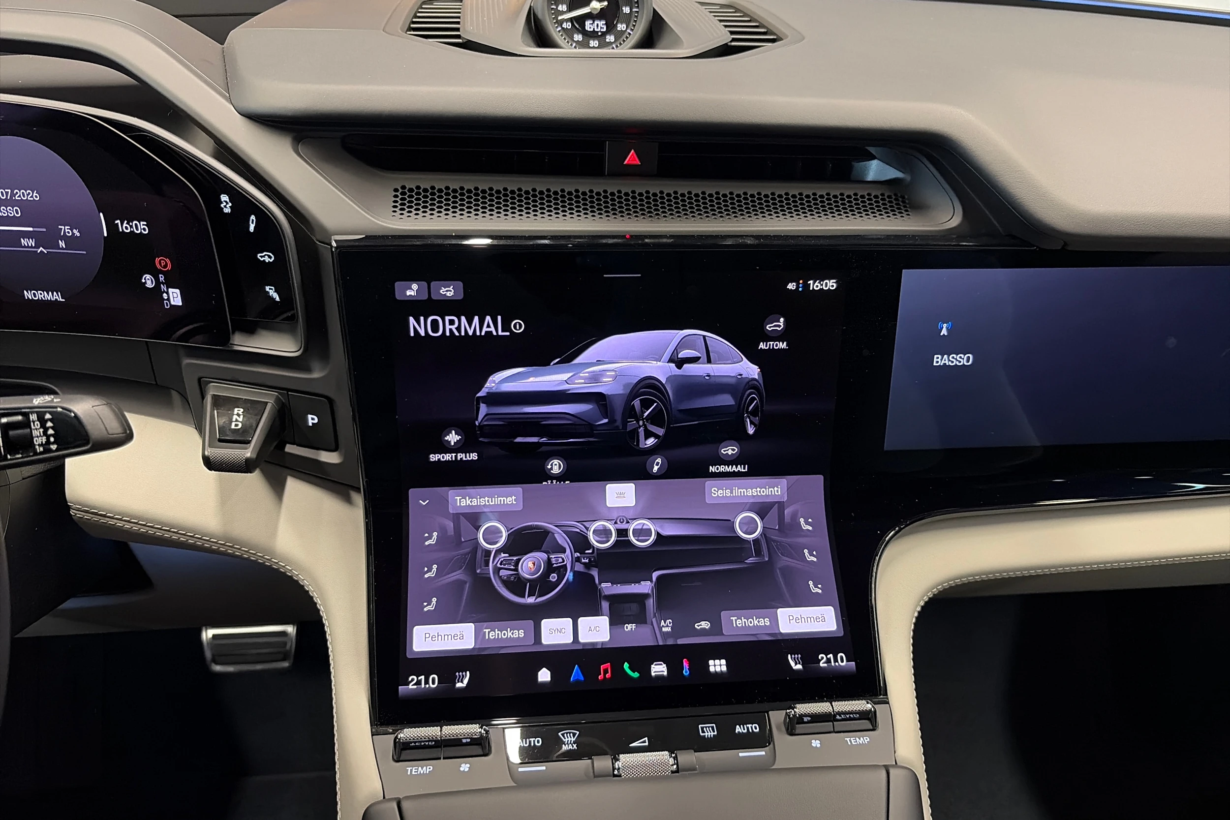harmaa Porsche Cayenne 2026 kuva 27.