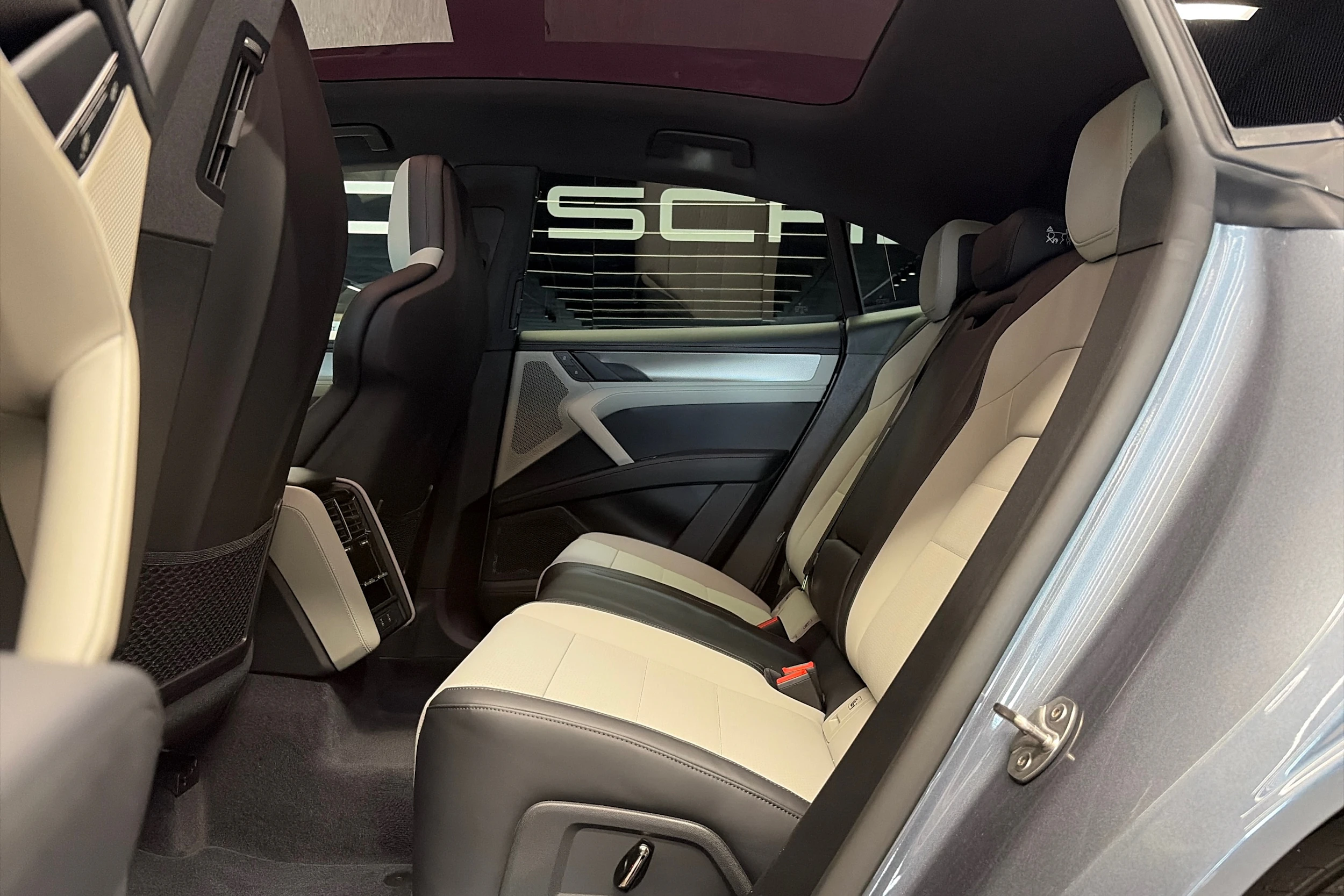 harmaa Porsche Cayenne 2026 kuva 28.