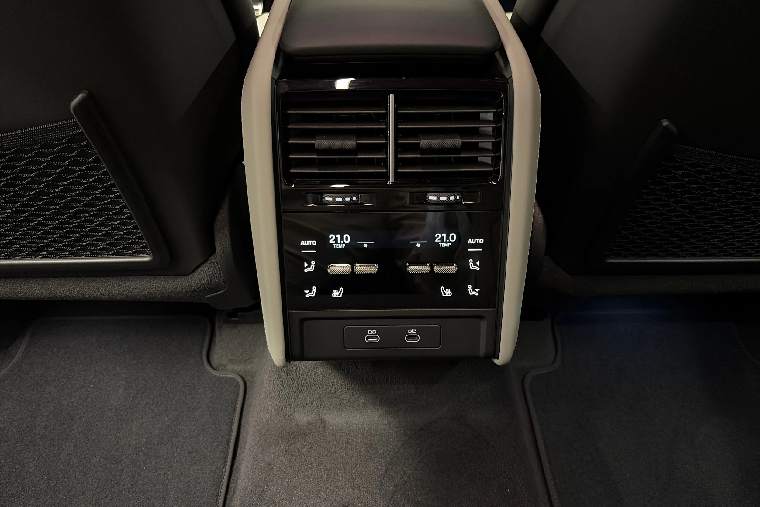 harmaa Porsche Cayenne 2026 kuva 29.