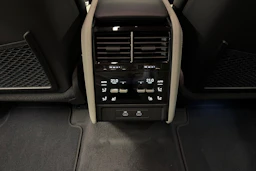 harmaa Porsche Cayenne 2026 kuva 29.