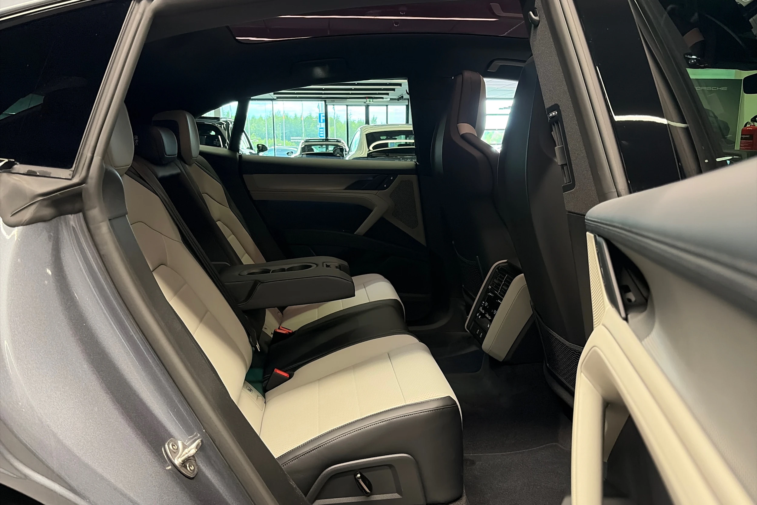 harmaa Porsche Cayenne 2026 kuva 31.