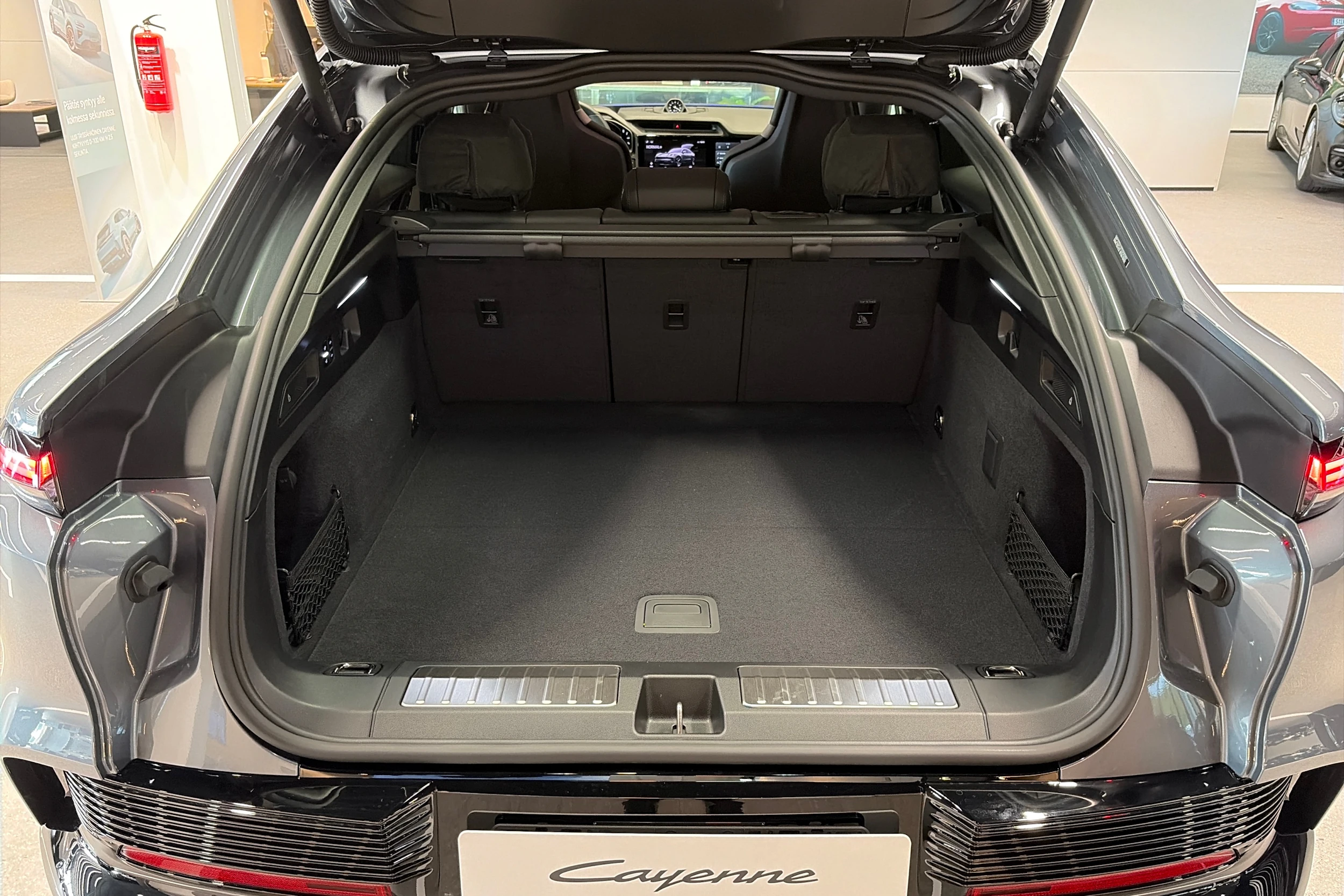 harmaa Porsche Cayenne 2026 kuva 33.