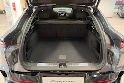 harmaa Porsche Cayenne 2026 kuva 33.