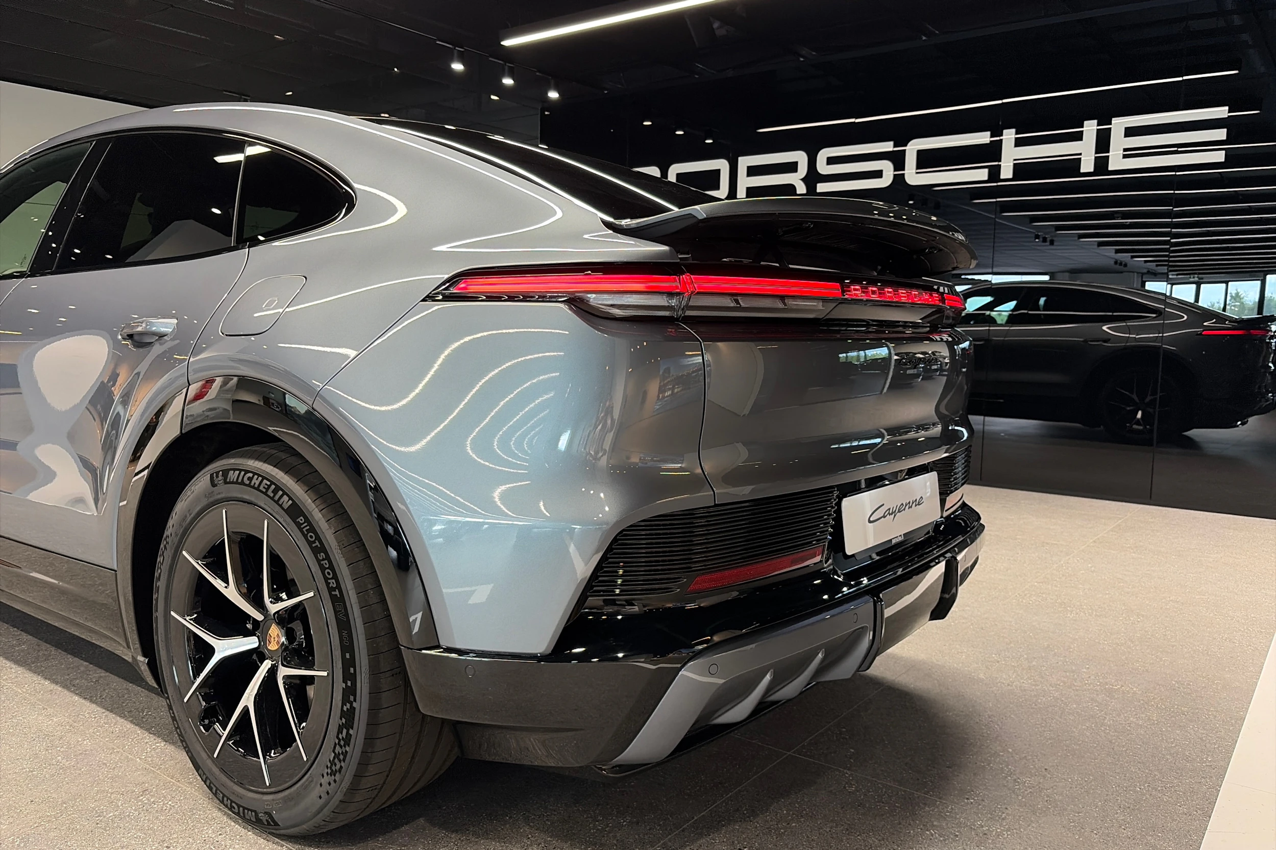 harmaa Porsche Cayenne 2026 kuva 38.