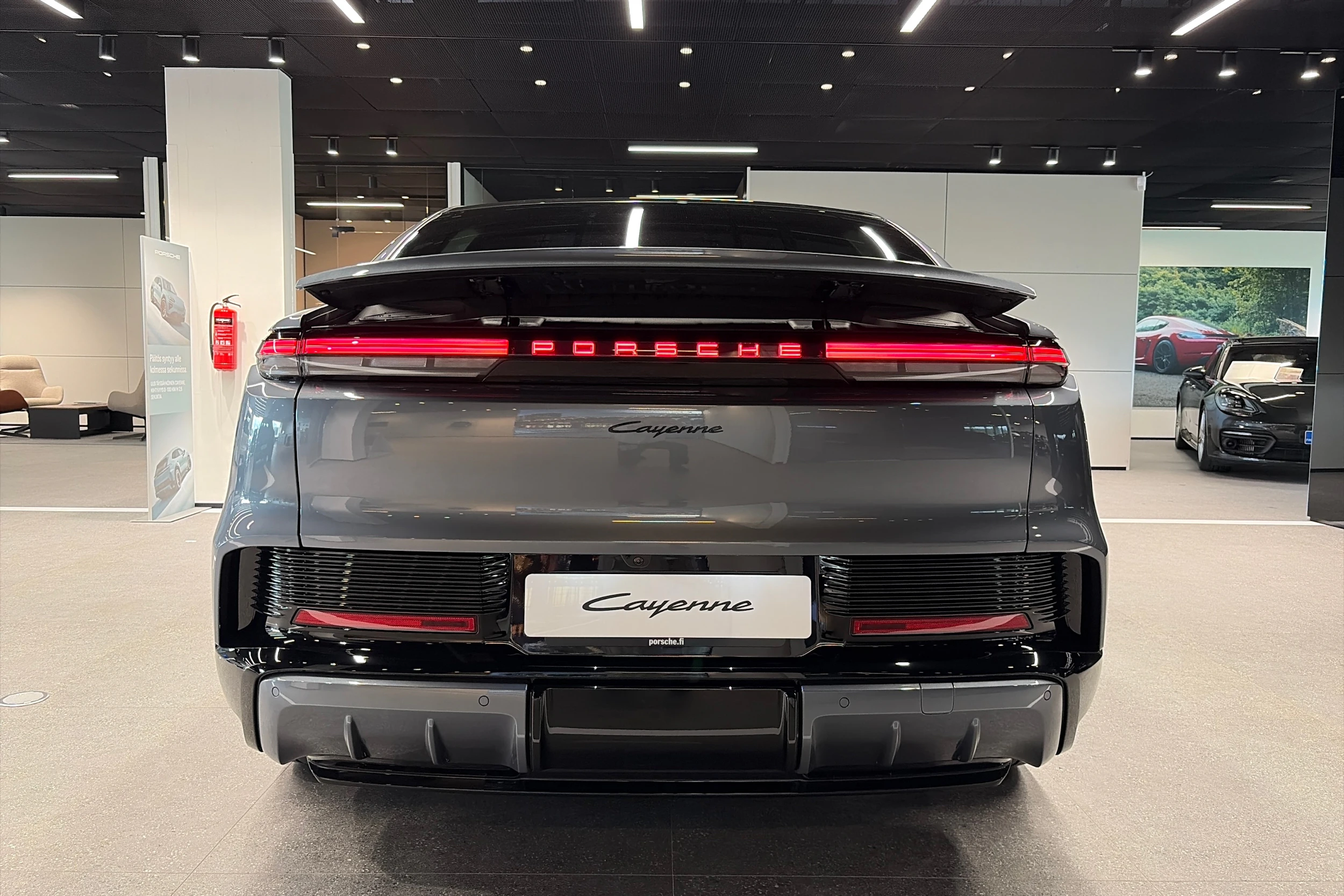 harmaa Porsche Cayenne 2026 kuva 39.