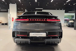 harmaa Porsche Cayenne 2026 kuva 39.